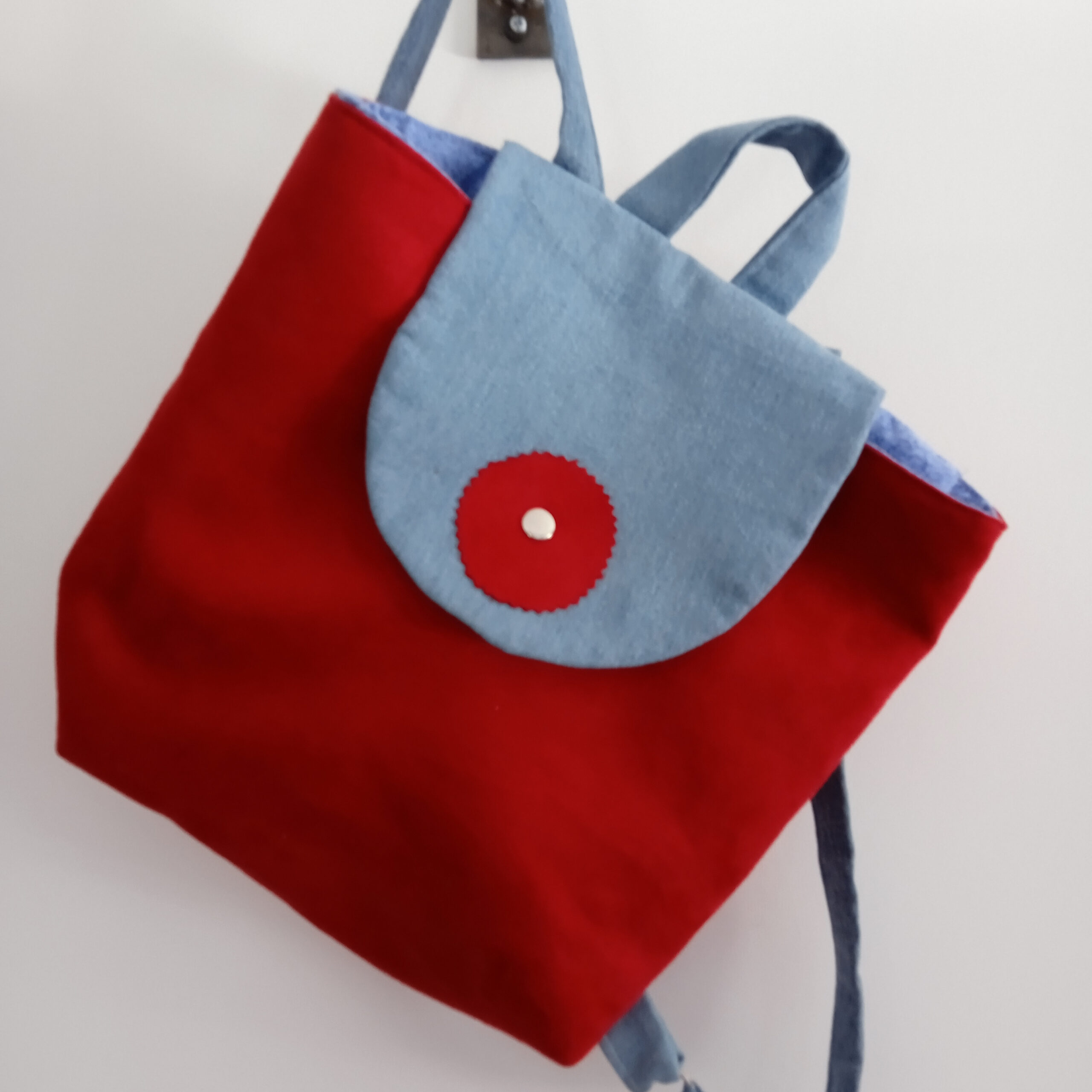 sac à dos en jean et en simili rouge